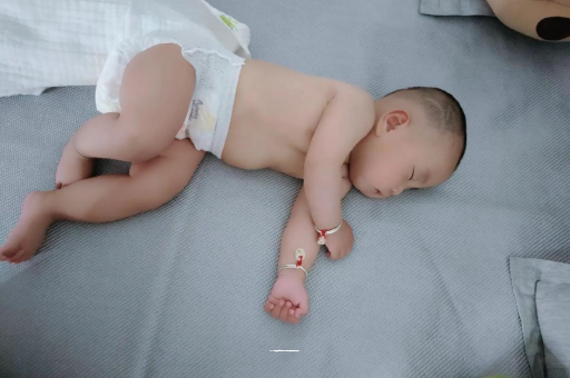 张家界三个月宝宝抬头不稳